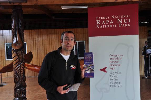 Ainda no aeroporto, comprando as entradas para o Parque Nacional da Ilha de Páscoa